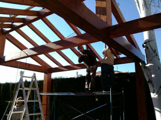 Trabajando en terminar pergola de madera
