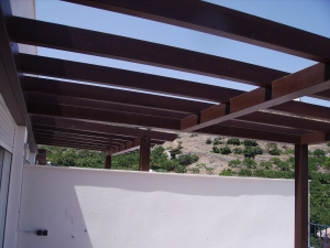 techo-de-madera-con-vigas-macizas