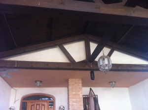 pergola-de-madera-en-porche-de-vivienda