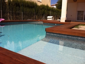 tarima de ipe alrededor de piscinas en Granada
