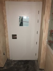 puerta acustica lacada en blanco en granada