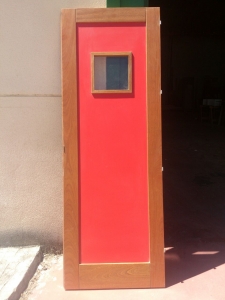 Puerta técnica roja con ventana