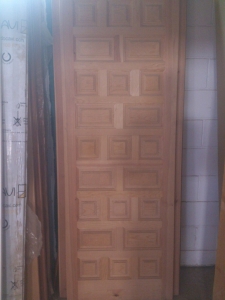 Puerta con muchos recuadros interiores