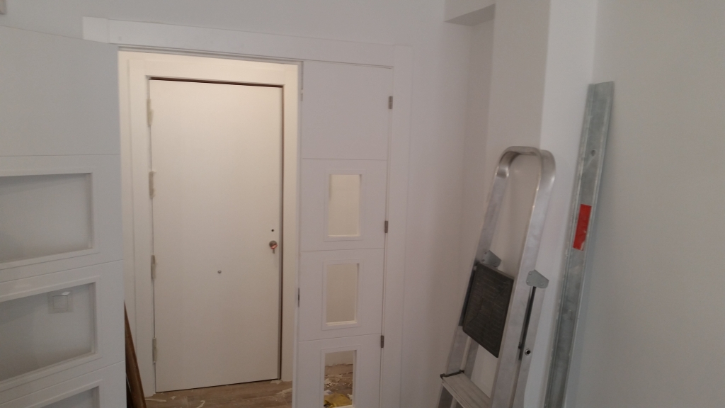 panelado-interior-de-puerta-de-entrada-lacado-en-blanco
