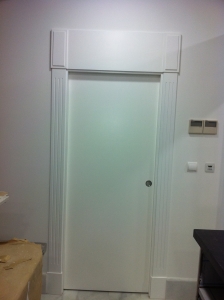 puerta-lacada-en-blanco-lisa-corredera-co-unero-y-fijo-suuperior