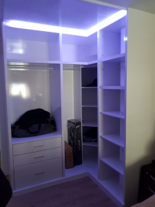 vestidor en blanco brillo con luz led