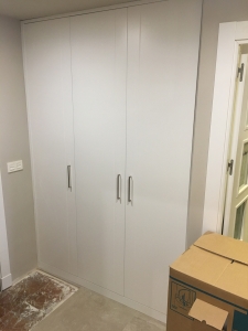 logo puertas abatibles en blanco