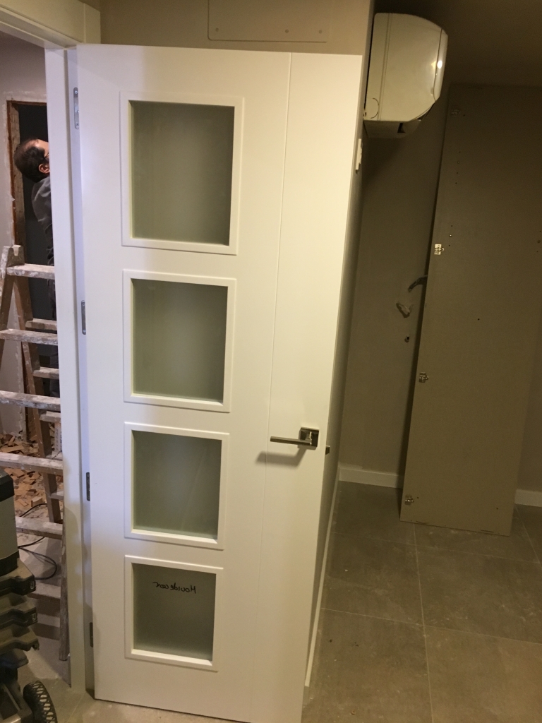 puerta lacada en blanco con diseño innovador en Granada