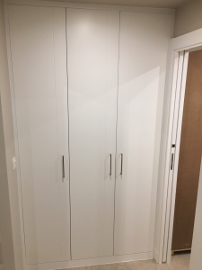 puertas-abatibles-lacadas-en-blanco-para-armario-empotrado