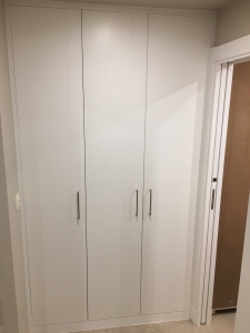 puertas-abatibles-lacadas-en-blanco-para-armario-empotrado
