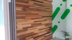 revestimiento de pared con madera con listones