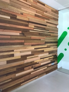 listones de madera barnizados para pared