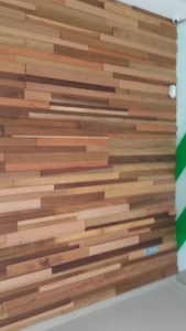trabajo realizado revestimiento de pared con madera en Granada