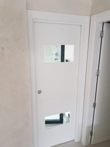 puerta de interior con dos cristales lacadas en blanco en Granada