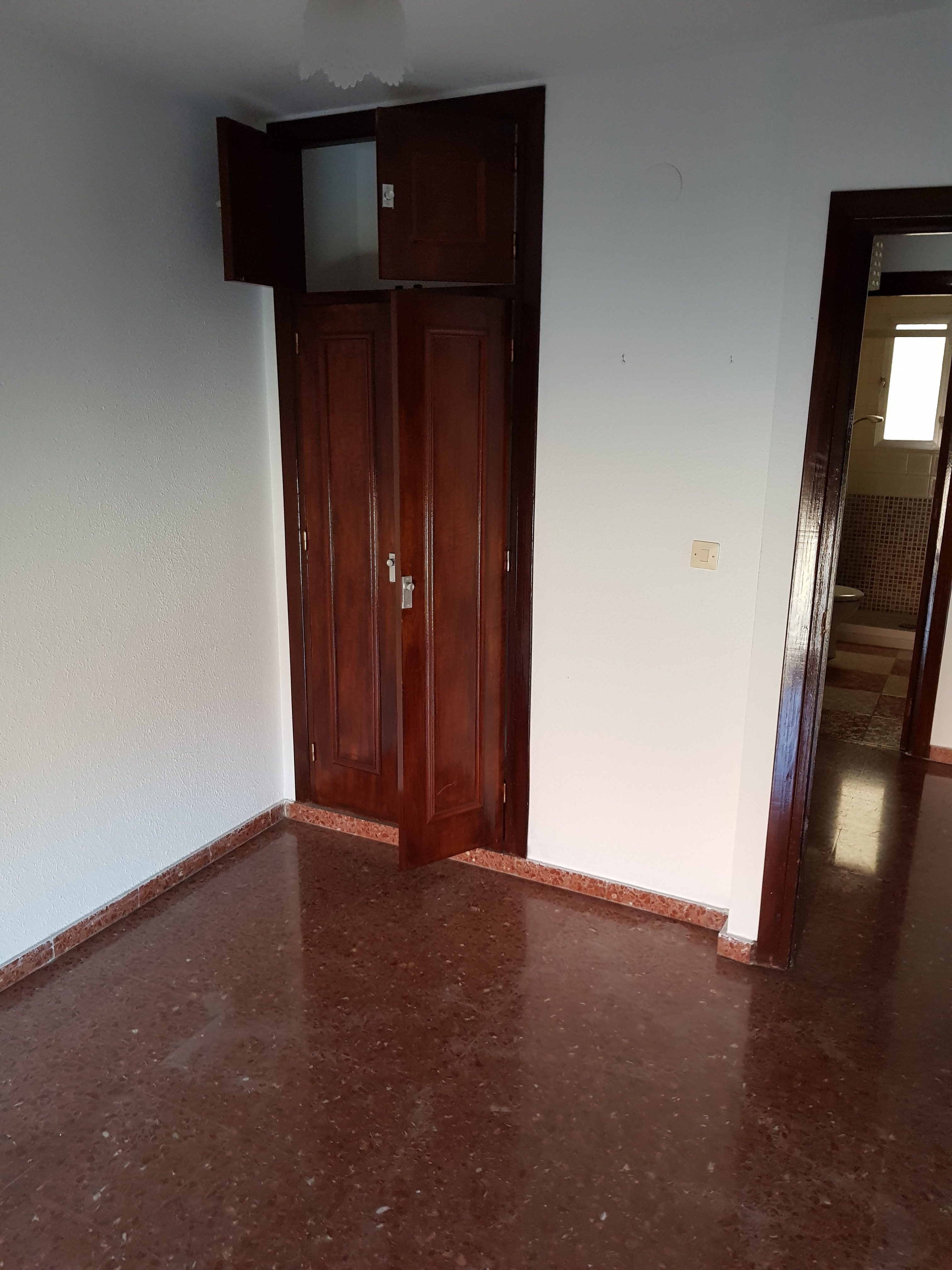estado inicial con armario empotrado de obra