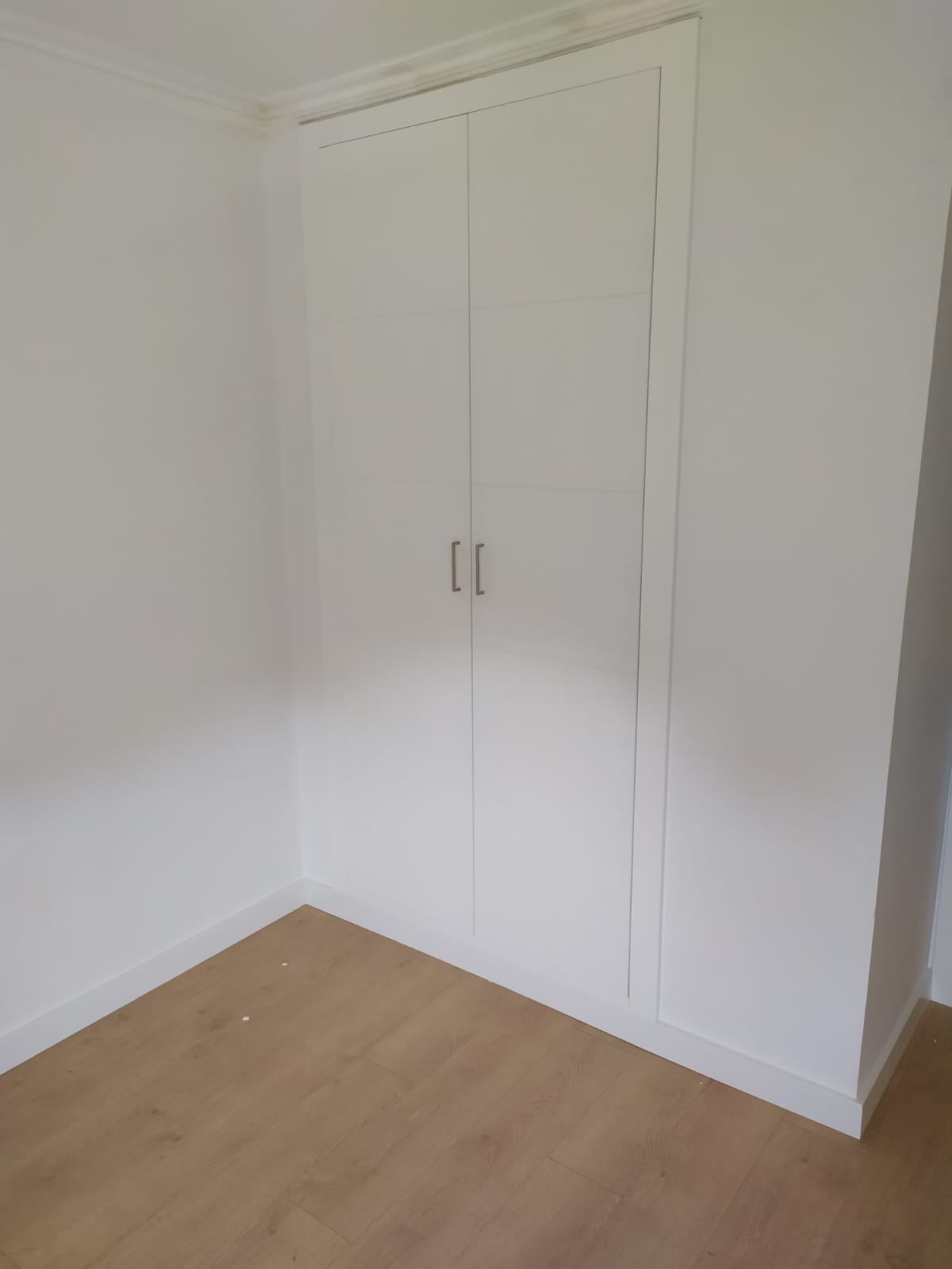 armario empotrado blanco puertas abatibles granada