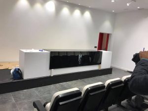 Mostrador lacado en blanco con cristal negro