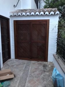 Puerta de celosia de madera