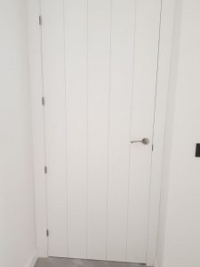 Puerta lacada en blanco con rayas