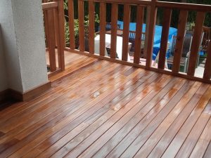 carpinteria-de-madera-en-granada-terraza-con-baranda-de-madera