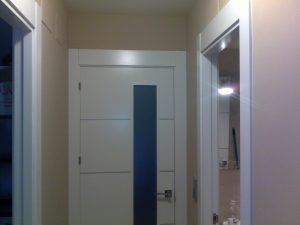 puerta-lacada-en-blanco-moderna-con-cristales-y-perfiles-en-inox