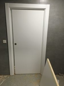 puerta-lacada-en-blanco-para-clinicas-en-granada