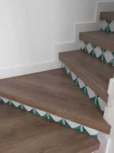 reforma-escalera-suelo-laminado-madera-4